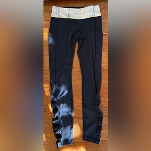 Lululemon Speed Tights Navy pattern waistband 28” Inseam with Ruched leggings